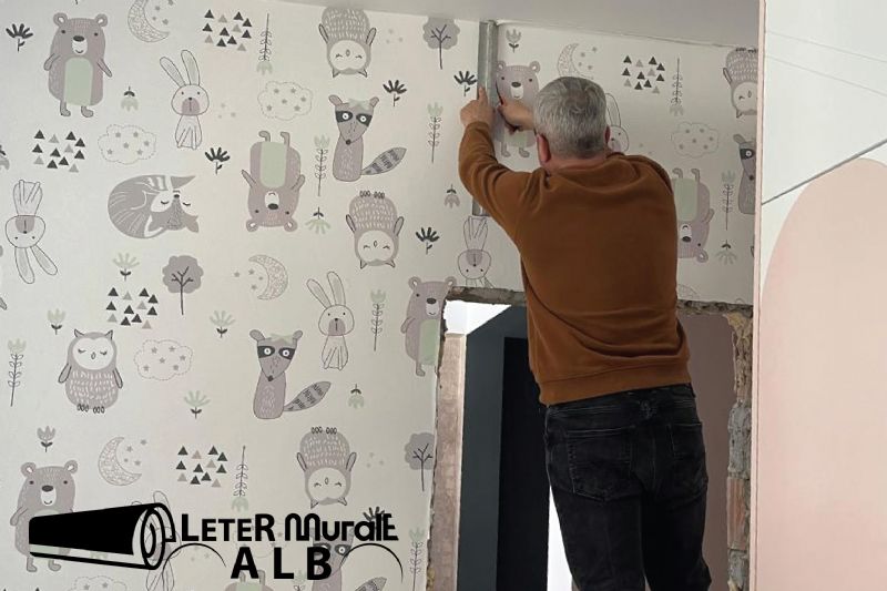 Letra murale me dizajn gjeometrik, Letra murale me efekte druri, Letra murale për restorante, Letra murale rezistente ndaj lagështirës, Letra murale e lehtë për t’u pastruar